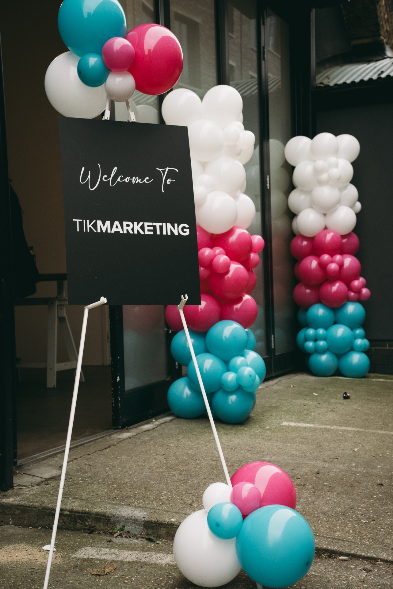 Welcome to TikMarketing signage with balloon display
